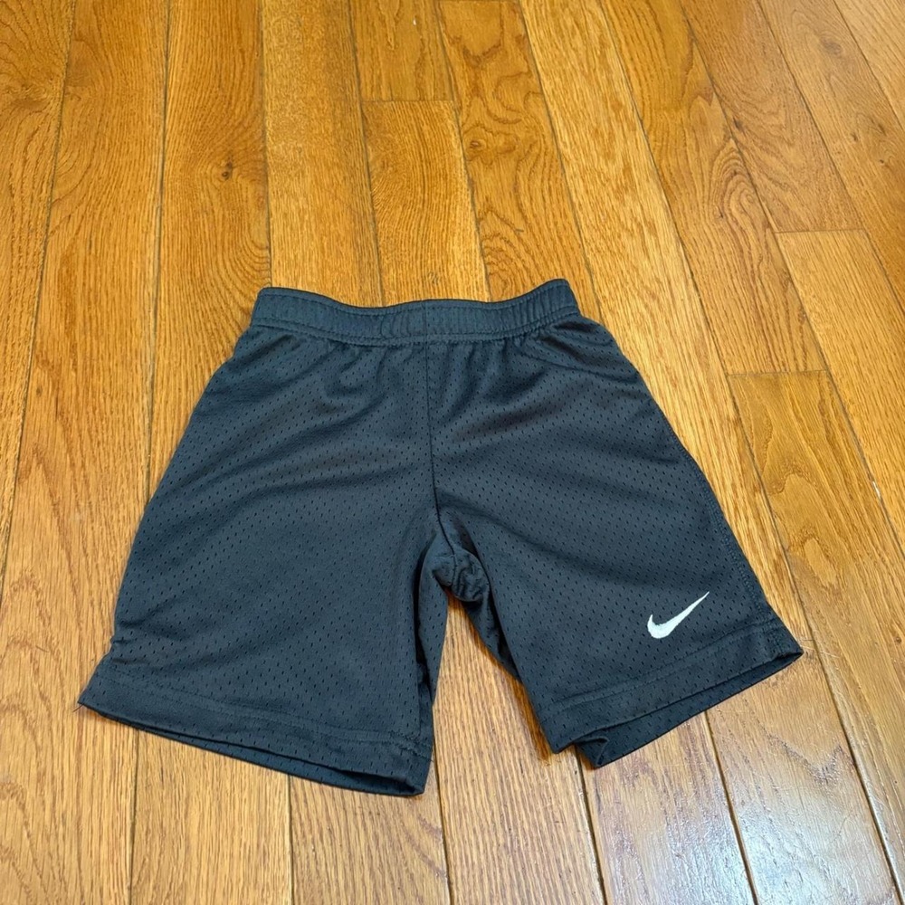 Nike Boys Black Mesh Basketball Shorts Size M 5-6 Years Athletic Gym Swoosh